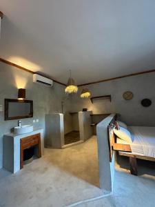 普瓦尼梅查恩加尼Mambo Cabana的大型客房配有1张床和1台电视。