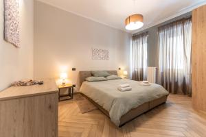 都灵Top Living Apartments - Casa Valentino的一间卧室配有一张床,上面有两条毛巾