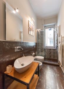 都灵Top Living Apartments - Casa Valentino的一间带水槽、淋浴和卫生间的浴室