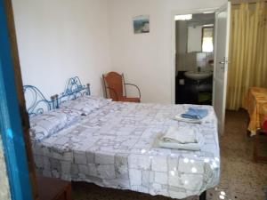 法维尼亚纳La mia Africa的一间卧室,卧室内配有一张大床