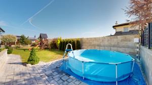 Spišské TomášovceDom v raji的后院的游泳池,带蓝色的浴缸