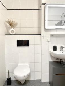 莱比锡Sunshine City Apartment - Leipzig Zentrum - Parkplatz - Netflix的白色的浴室设有卫生间和水槽。