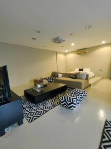 迪拜Villa 29 Suite A - Home Vacation的带沙发和电视的客厅