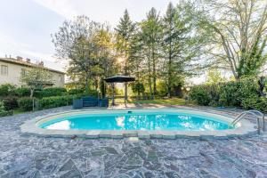 巴尔加Tuscan Skye - Villa Sofia with private swimming pool and garden的院子里带遮阳伞的游泳池