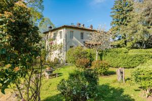 巴尔加Tuscan Skye - Villa Sofia with private swimming pool and garden的花园中一座古老的房子