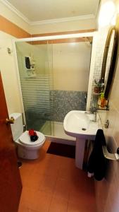 圣波拉Santa Polita的浴室配有卫生间、盥洗盆和淋浴。