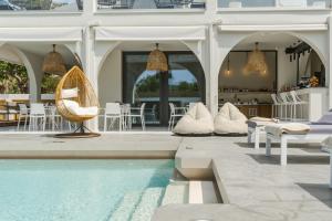 卡拉马孔Nikon Boutique Hotel的一个带游泳池和房子的度假胜地