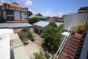 清迈Day Off House Chiang Mai Near Walking Street的城市空中景观和建筑