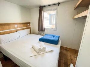 加瓦露营3艾斯特乐拉斯酒店的一间卧室配有带毛巾的床