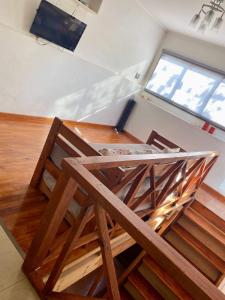 RufinoApart Colon的享有高空美景的客房,设有木制楼梯和电视。