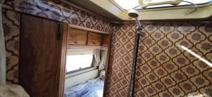 阿德耶Van with 3 double bed, nice and quite place, to 500m beatufill beach的窗户享有rv内部景致