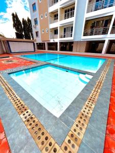 蒙巴萨Nitro Homes Nyali的大楼前的大型游泳池