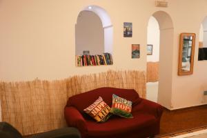 马拉加Terraza del Limonar的客厅配有红色沙发及两个枕头