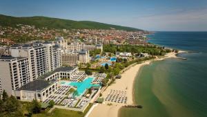 阳光海滩Secrets Sunny Beach Resort and Spa - Premium All Inclusive - Adults Only的享有海滩和海洋的空中景致