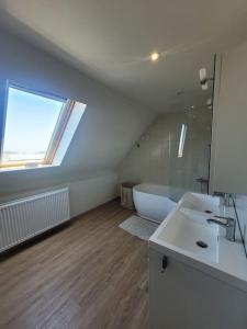 布兰肯贝赫Luxury Escape的一间带水槽和浴缸的浴室以及窗户。
