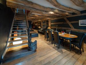 热迪恩Modern Holiday Home in Ardennes with Terrace的一间带楼梯和桌椅的用餐室
