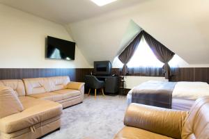 多瑙斯特雷达New York Pension的酒店客房配有沙发床和书桌