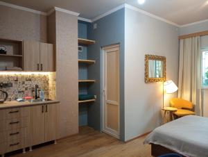 巴统M55 Home的一间卧室配有床、水槽和镜子