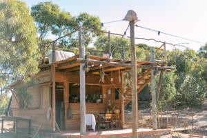 阿尔热祖尔Soul Farm Algarve - Glamping & Farm Houses的正在树林中建造的房子