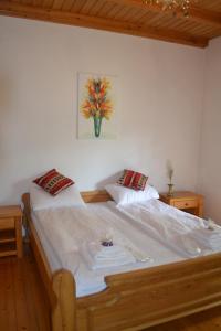福查Heritage Home Ustikolina的一间卧室配有一张大床和两个枕头