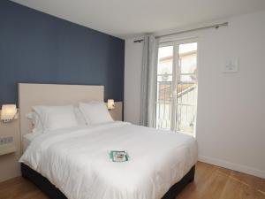滨海拉库阿尔德Hôtel Les Mouettes的卧室配有一张大白色床和窗户