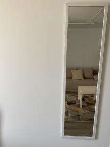 奈达Hostel El Nido的白色的客房设有沙发和镜子