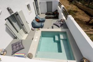 佩里沃罗Villa nectar 2 bedrooms 4 pers with Jacuzzi by MPS的享有房子游泳池的顶部景色