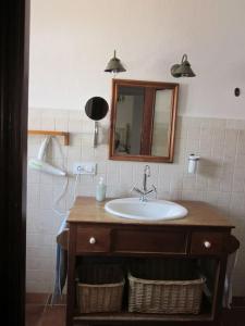 奇克拉纳－德拉弗龙特拉El Magnolio的一间带水槽和镜子的浴室