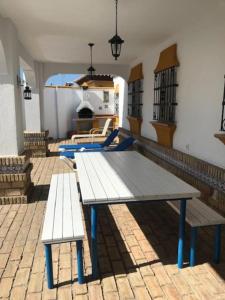 奇克拉纳－德拉弗龙特拉El Magnolio的砖砌庭院的野餐桌和2张长椅
