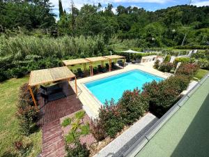 萨尔扎纳Le Village Sarzana的花园游泳池的顶部景色