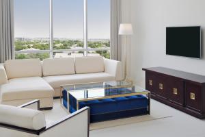 迪拜Delta Hotels by Marriott Dubai Investment Park的带沙发和电视的客厅