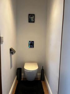赫尔Appartement Parkzicht的浴室设有卫生间,墙上挂有两张照片
