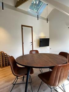 赫尔Appartement Parkzicht的一间带木桌和椅子的用餐室