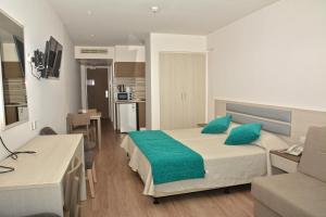普罗塔拉斯Melini Hotel Suites的一间卧室设有一张床和一间客厅。