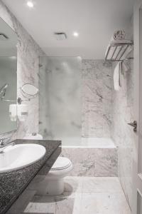 萨拉戈萨AZ Orús Factory Hotel - Parking Gratuíto的浴室配有盥洗盆、卫生间和浴缸。