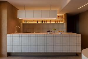 费拉Neo Suites的厨房配有白色瓷砖台面
