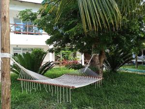 南威Cocolala Beach House的房屋旁的院子内的吊床