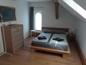 科特布斯Ferienwohnung Schaeferhof, die Natur vor der Haustüre的一间卧室配有一张床、一个梳妆台和一扇窗户。