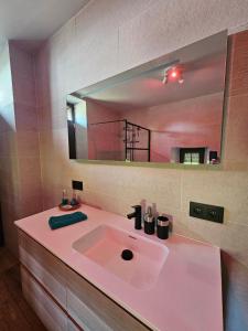胡法利兹Ferme La Joye的浴室设有粉红色的盥洗盆和镜子