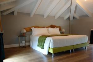 塞拉瓦莱·斯克里维亚Capriccio Art Hotel的卧室配有一张带白色床单和枕头的大床。