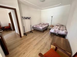 斯科普里Home Base Apartments的一间设有两张床和一张桌子的房间