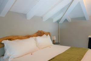 塞拉瓦莱·斯克里维亚Capriccio Art Hotel的卧室配有带白色枕头的大床