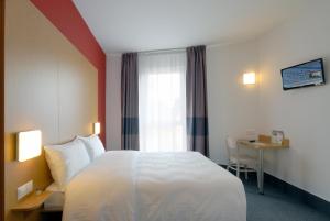 布拉格布拉格市住宿加早餐酒店的酒店客房设有一张大床和一张书桌。