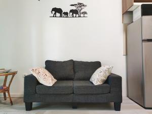 扎达尔Apartments Helena的客厅里的沙发,墙上挂着大象