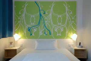 帕德博恩帕德博恩B&B酒店的一间卧室配有一张带绿色墙壁的床