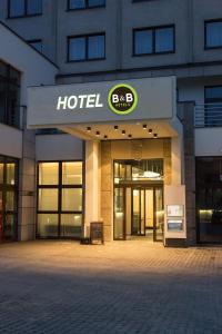 新塔尔格B&B Hotel Nowy Targ Centrum的大楼前的酒店标志