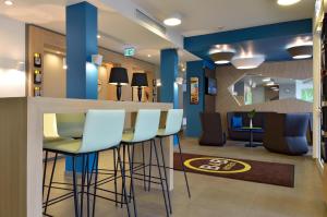 帕德博恩帕德博恩B&B酒店的牙科办公室的酒吧,里面设有蓝色的墙壁和凳子