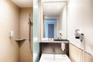 纽伦堡B&B Hotel Nürnberg-Plärrer的一间带水槽和镜子的浴室