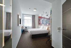 B&B Hotel Poznań Old Town客房内的一张或多张床位