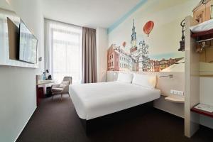 波兹南B&B Hotel Poznań Old Town的一间酒店客房,配有白色的床和电视